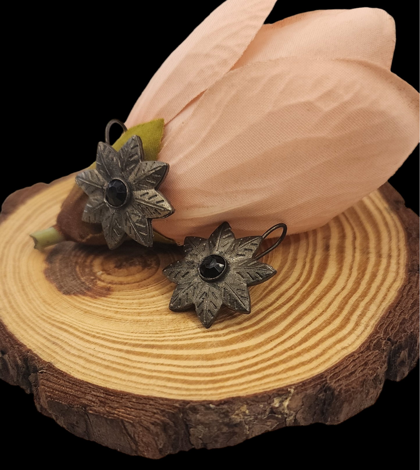 Timeless Bloom: Retro Style Flower-Shaped Earrings