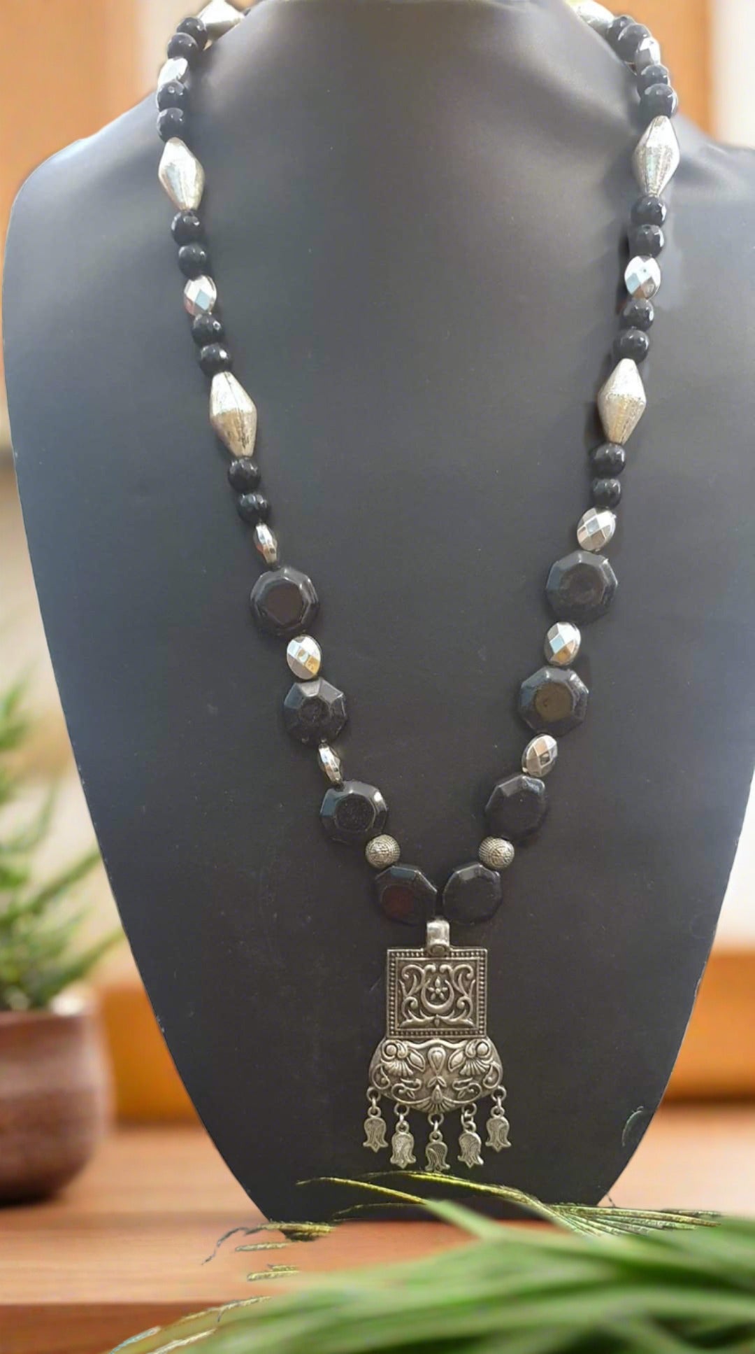 Natural Black Onyx and Agate Gemstone Necklace with Pendant