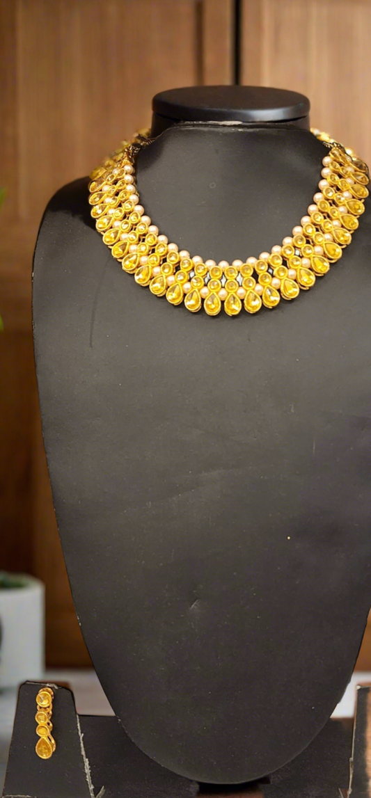Choker in Kundan Design on an Adjustable Dori (Thread) with Earring- Golden Stone